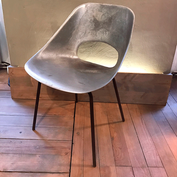 Cast chaises en aluminium par Pierre Guariche